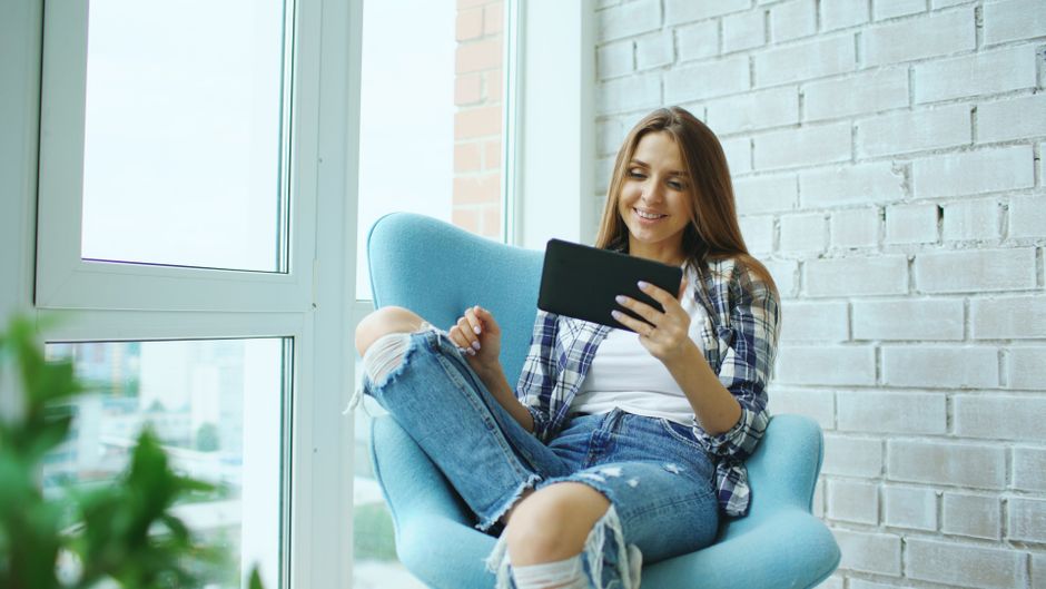 Trainerin oder Trainer bei der Erklärung von Online Marketing Themen