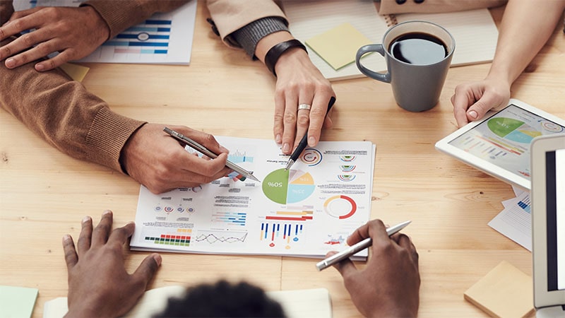 Laptop mit Marketing-Dashboard im Rahmen eines Online Marketing Kurses